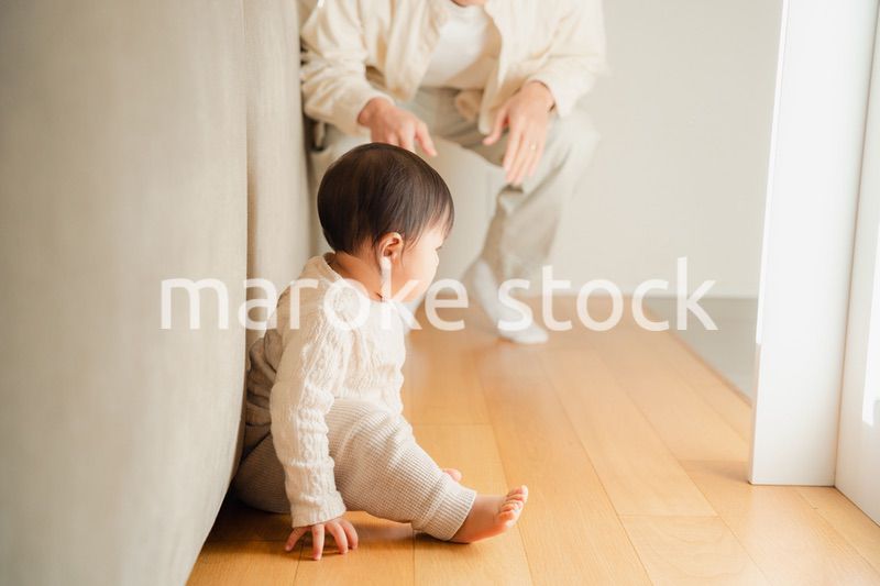 家でひとりで遊ぶ赤ちゃん