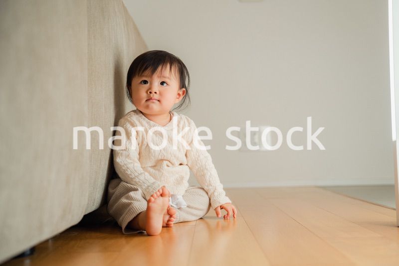 家でひとりで遊ぶ赤ちゃん
