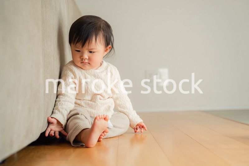 家でひとりで遊ぶ赤ちゃん