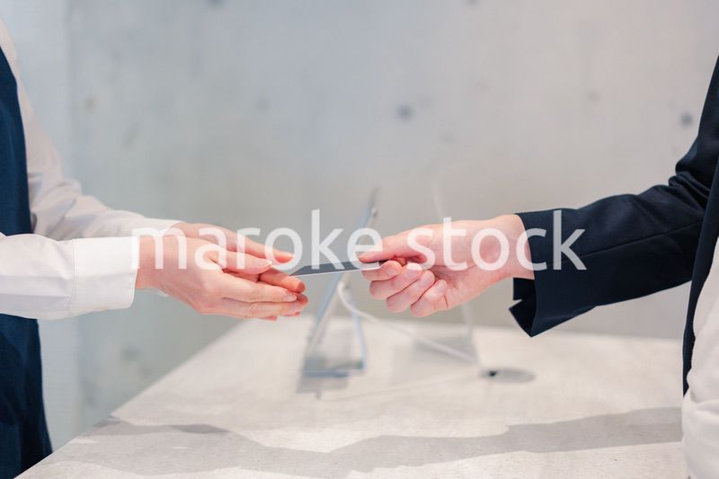 カフェでクレジットカード決済をする男性