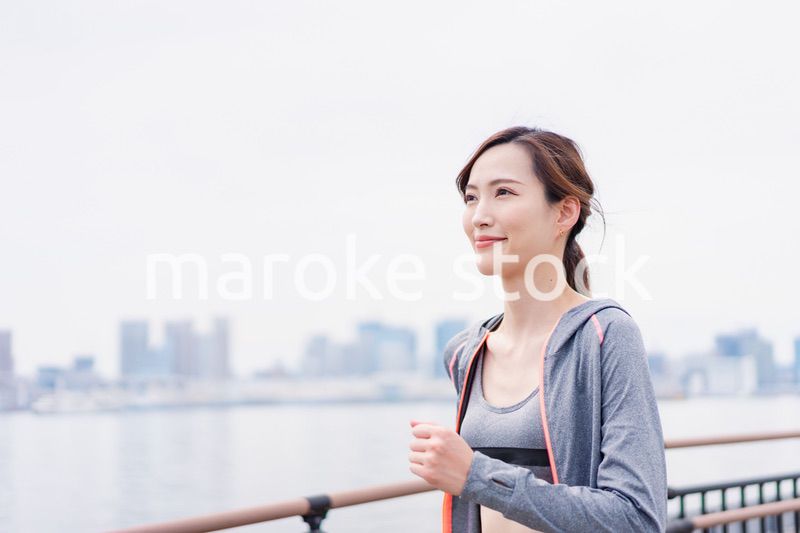 都会でランニングをする女性