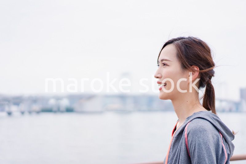 都会でランニングをする女性