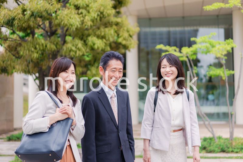 チームで楽しく仕事をする営業の会社員