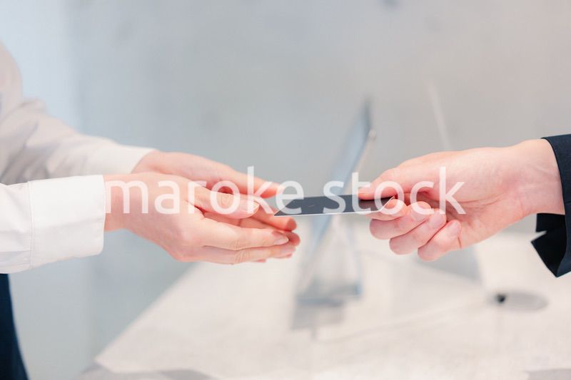 カフェでクレジットカード決済をする男性