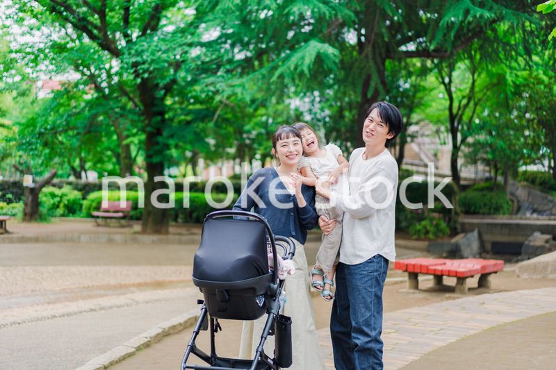 ベビーカーを押しながら散歩する家族