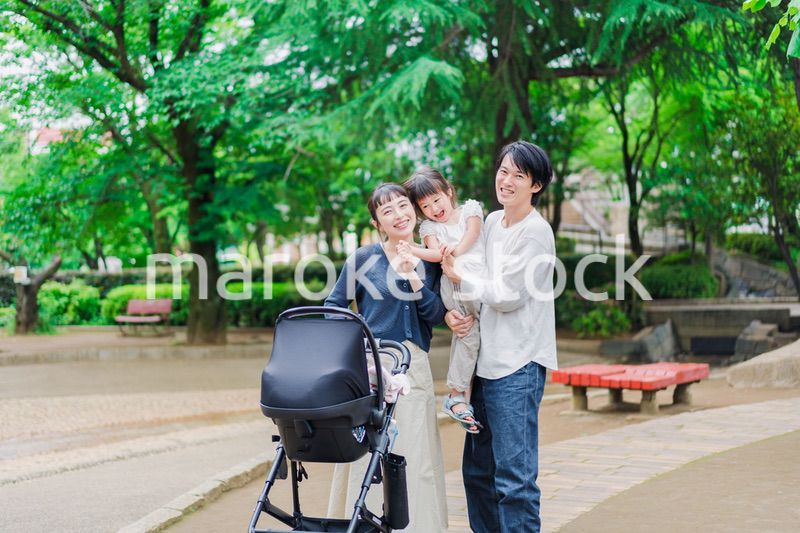 ベビーカーを押しながら散歩する家族