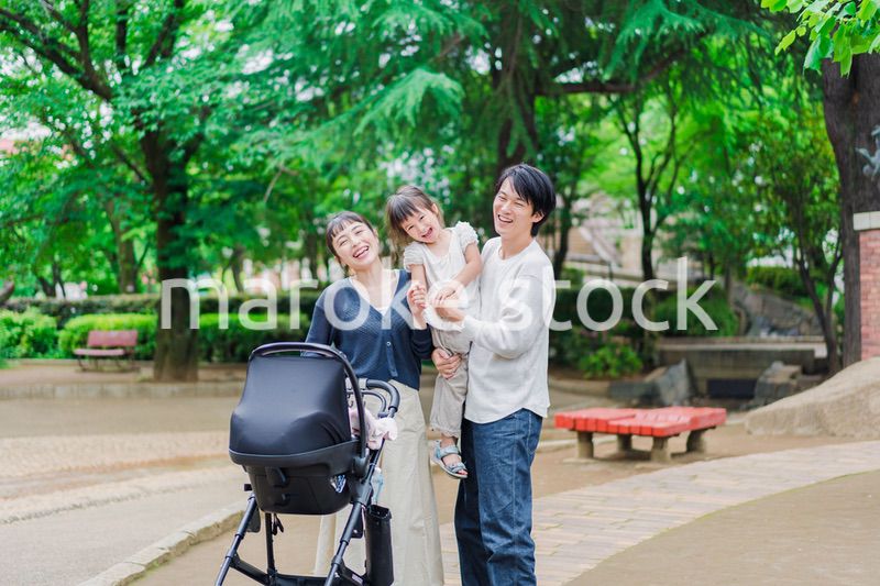 ベビーカーを押しながら散歩する家族