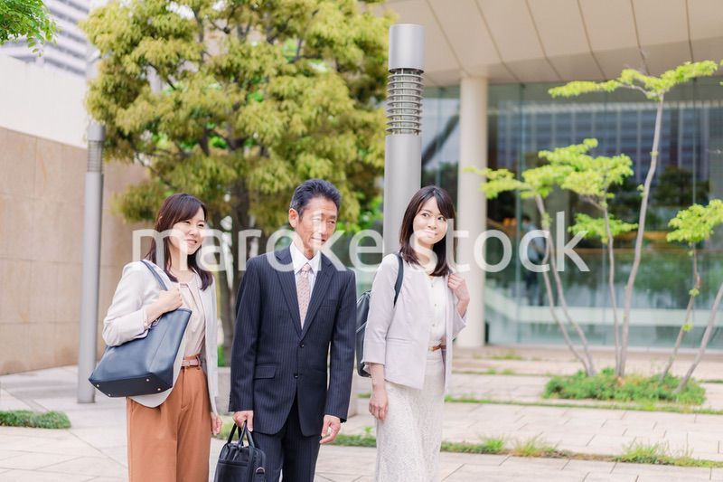 チームで楽しく仕事をする営業の会社員