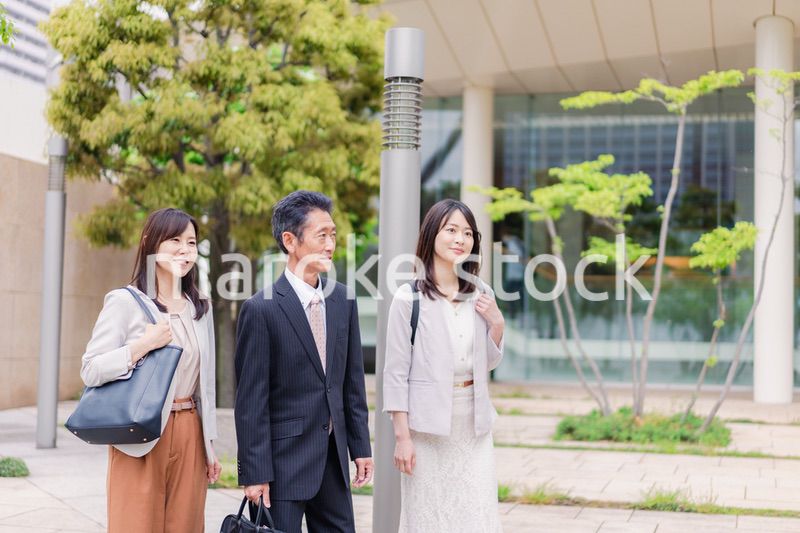 チームで楽しく仕事をする営業の会社員