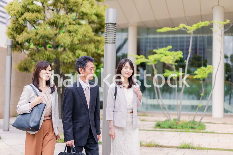 チームで楽しく仕事をする営業の会社員