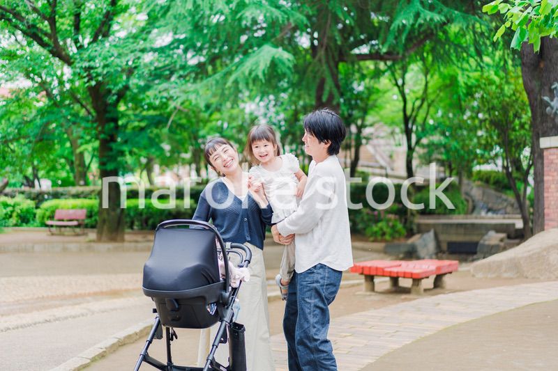 ベビーカーを押しながら散歩する家族