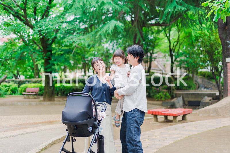 ベビーカーを押しながら散歩する家族