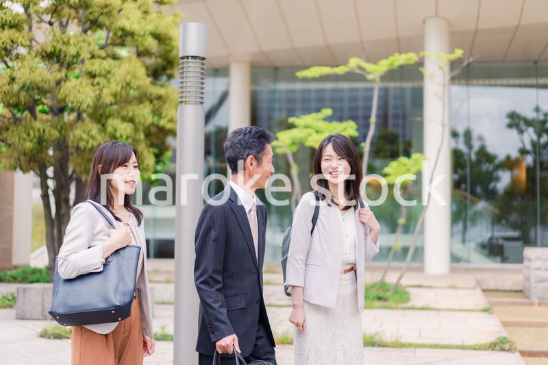 チームで楽しく仕事をする営業の会社員