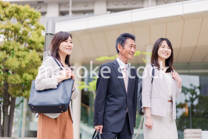 チームで楽しく仕事をする営業の会社員