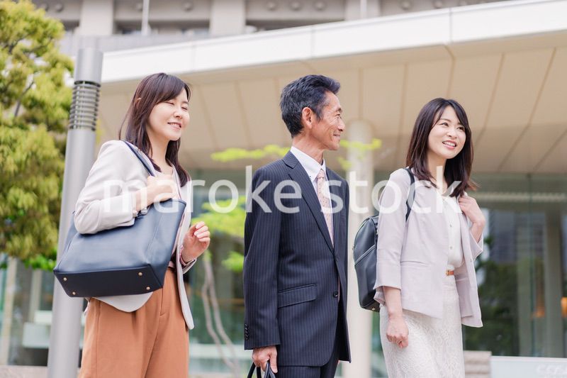 チームで楽しく仕事をする営業の会社員