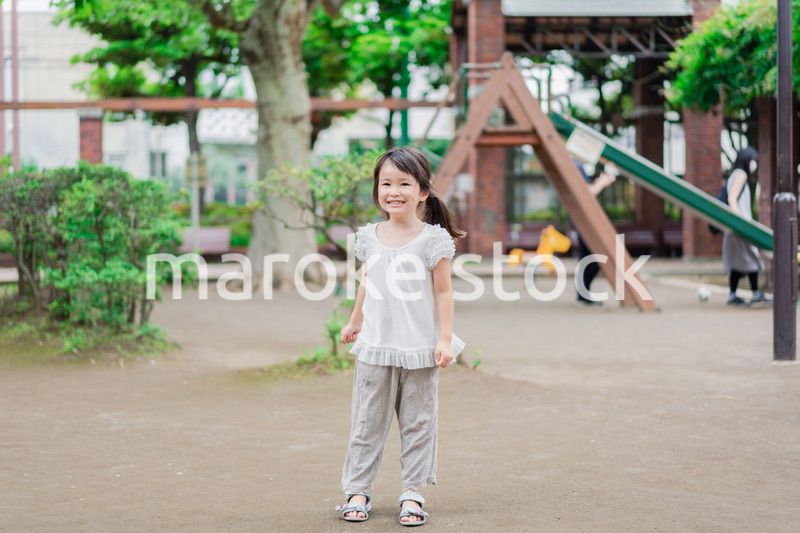 公園で遊ぶ小さな女の子