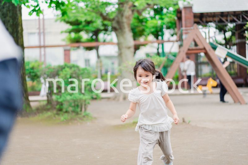 公園で遊ぶ小さな女の子