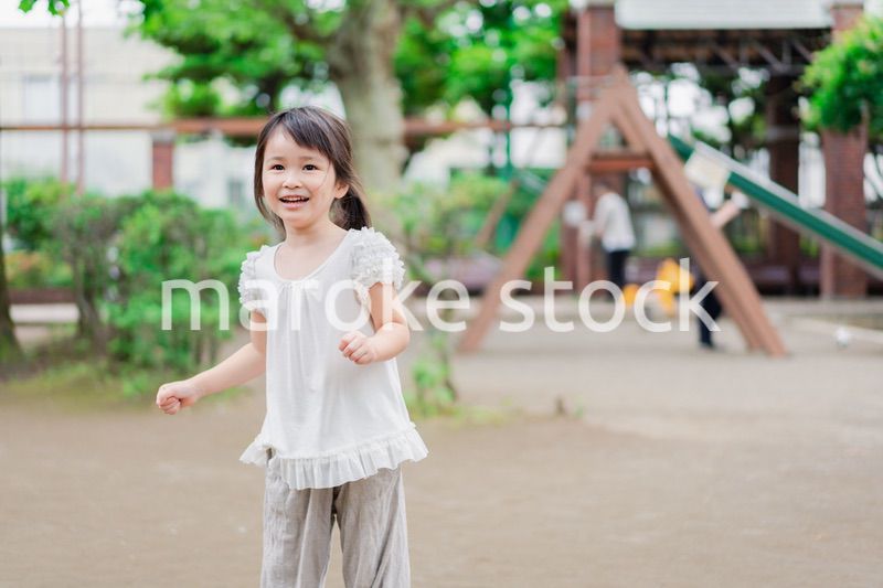 公園で遊ぶ小さな女の子