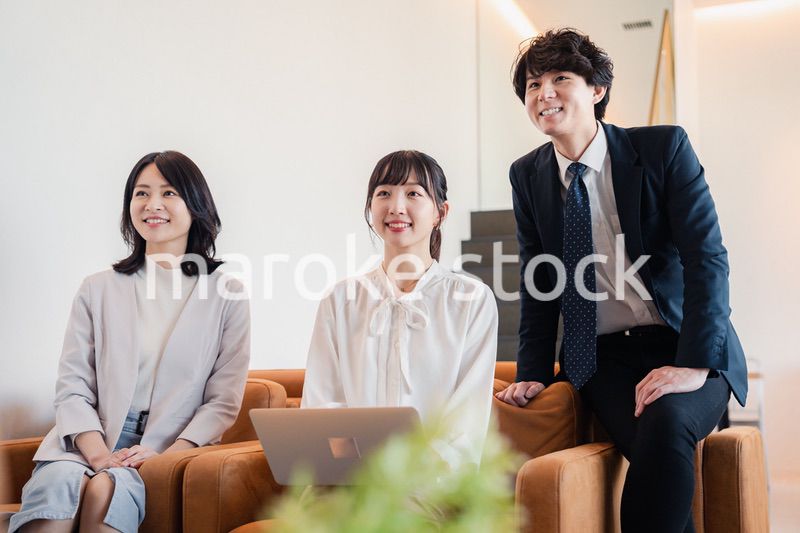 オフィスで働くビジネスパーソン