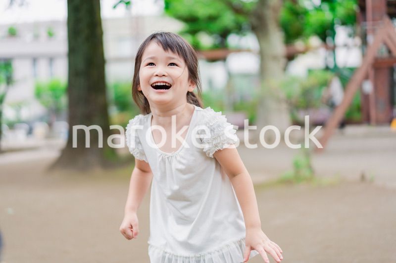公園で遊ぶ小さな女の子