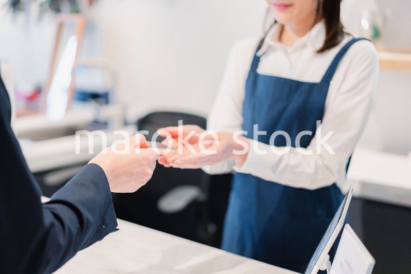 カフェでクレジットカード決済をする男性