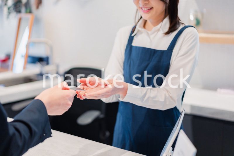 カフェでクレジットカード決済をする男性