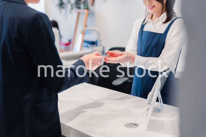 カフェでクレジットカード決済をする男性