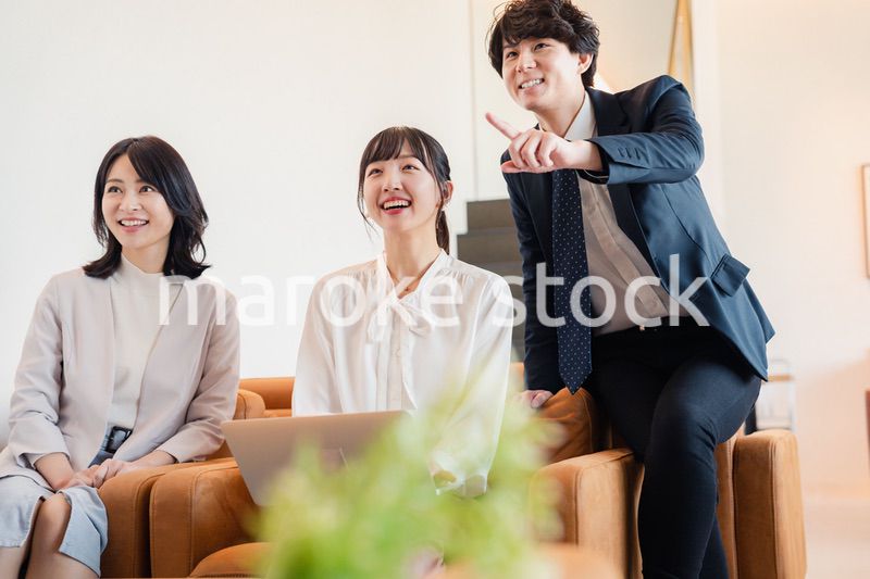 オフィスで働くビジネスパーソン