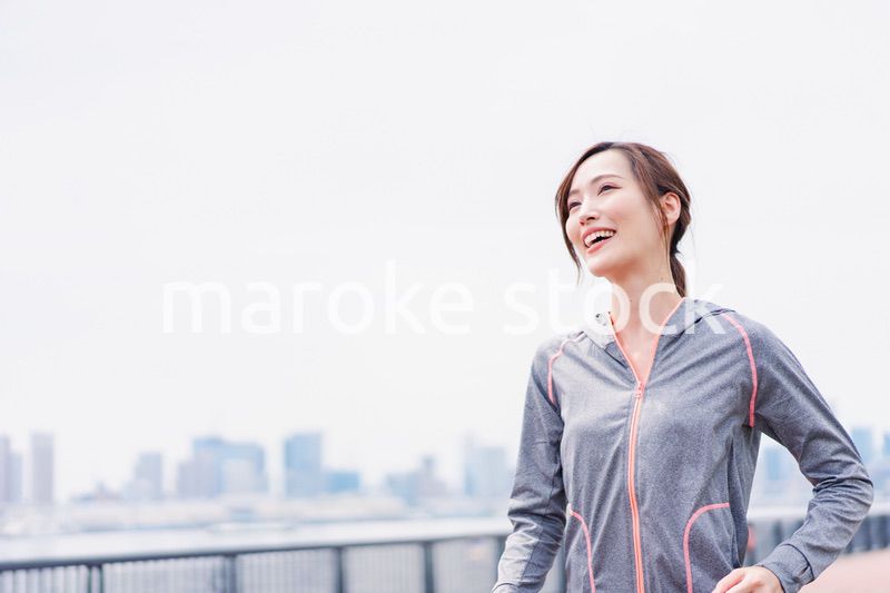 都会でランニングをする女性