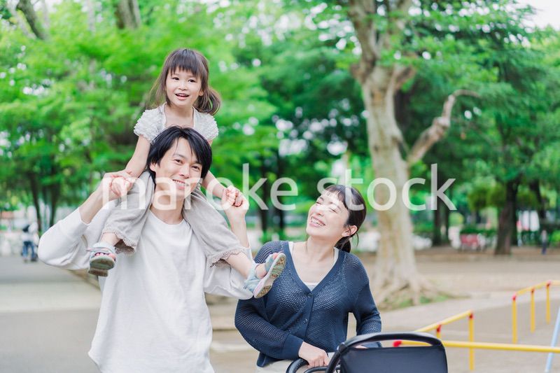 子供と一緒に公園を散歩する家族