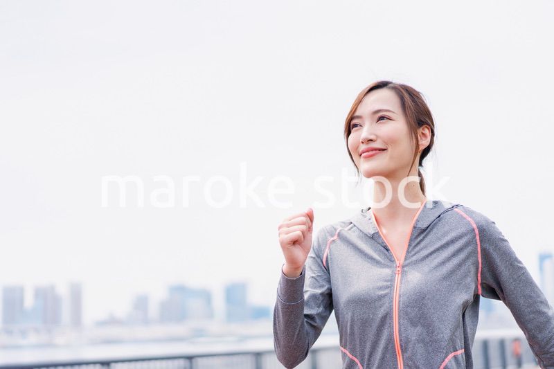 都会でランニングをする女性