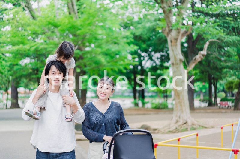 子供と一緒に公園を散歩する家族