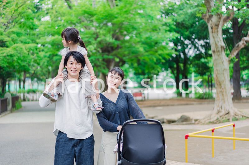 子供と一緒に公園を散歩する家族