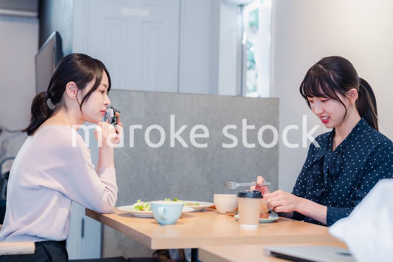 カフェでランチを食べる若い二人の女性
