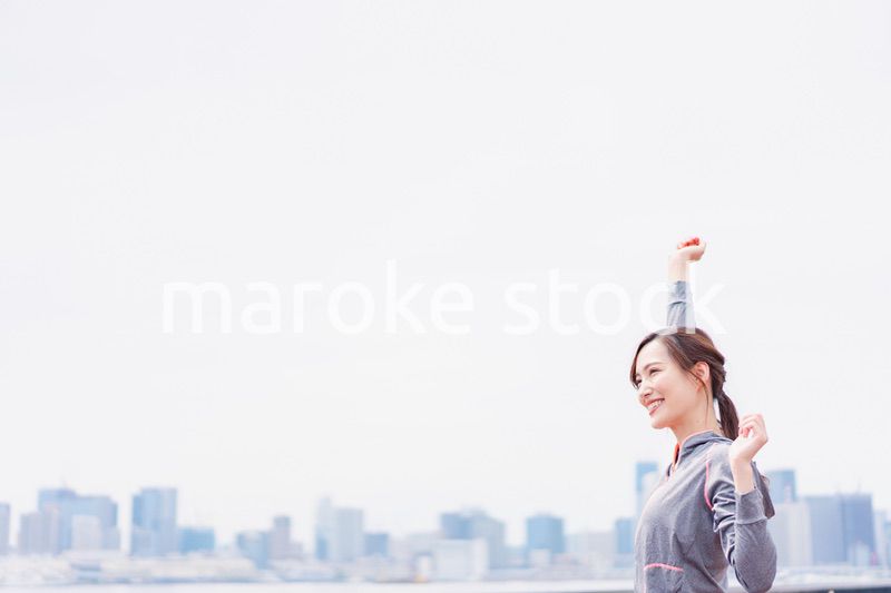 スポーツウェアで深呼吸をする若い女性