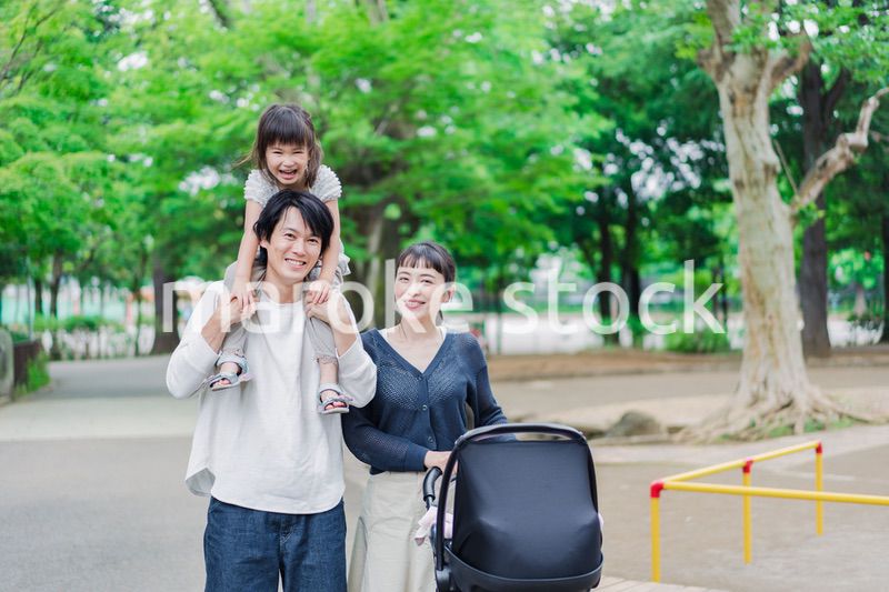 子供と一緒に公園を散歩する家族