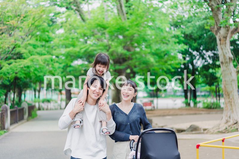 子供と一緒に公園を散歩する家族