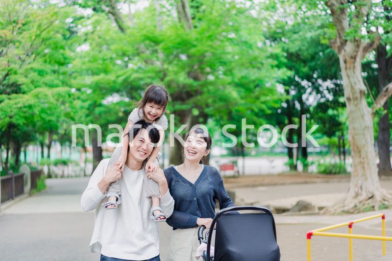 子供と一緒に公園を散歩する家族