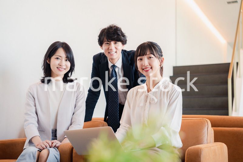 オフィスで働くビジネスパーソン