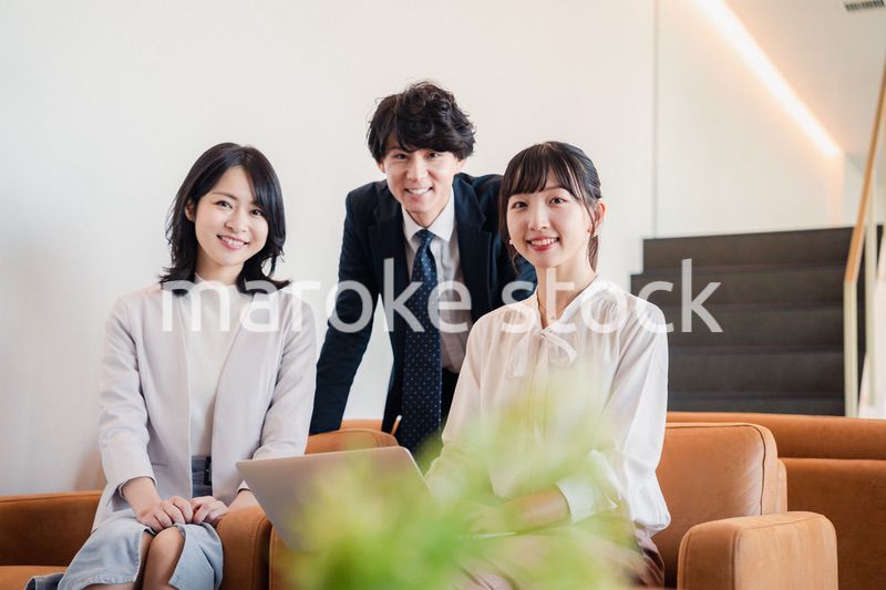 オフィスで働くビジネスパーソン