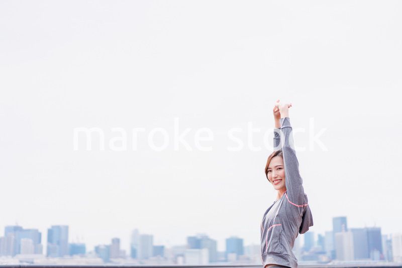 スポーツウェアで深呼吸をする若い女性