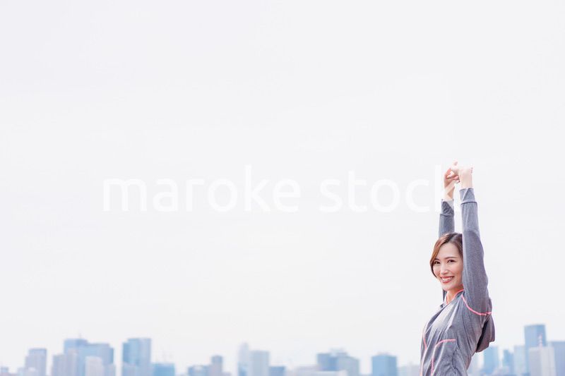 スポーツウェアで深呼吸をする若い女性