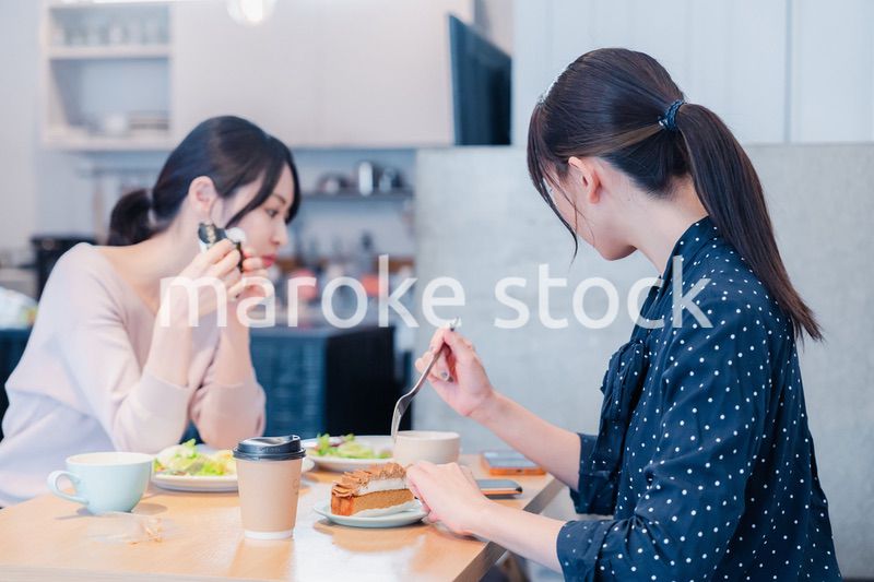 カフェでランチを食べる若い二人の女性
