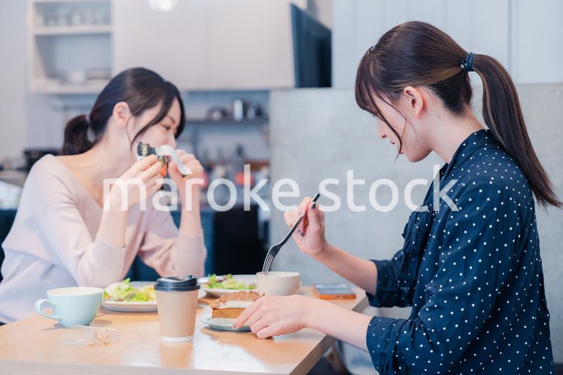 カフェでランチを食べる若い二人の女性