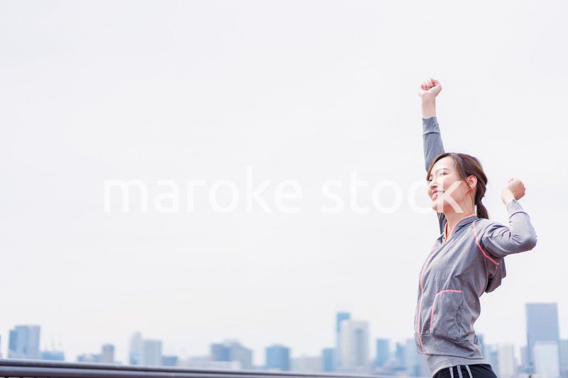 スポーツウェアで深呼吸をする若い女性