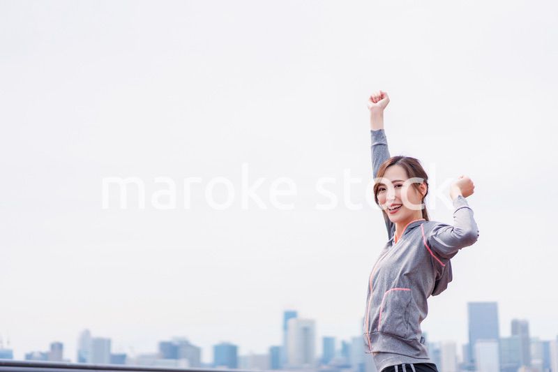 スポーツウェアで深呼吸をする若い女性