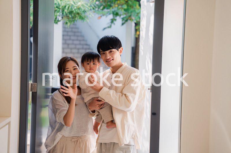 赤ちゃんとお出かけをする若いファミリー