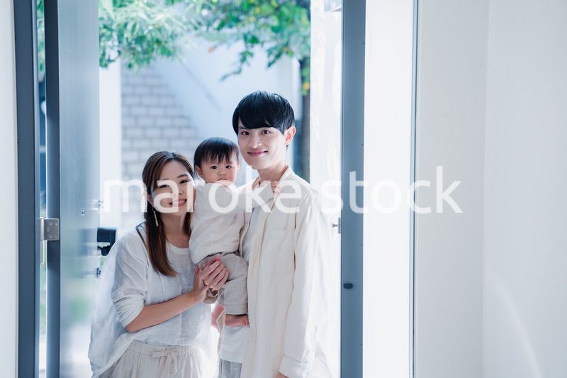 赤ちゃんとお出かけをする若いファミリー