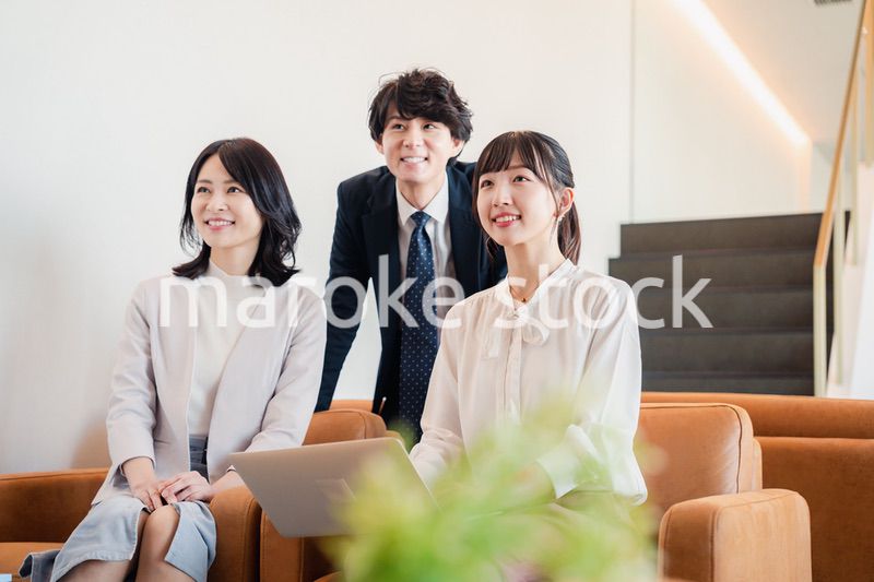 オフィスで働くビジネスパーソン