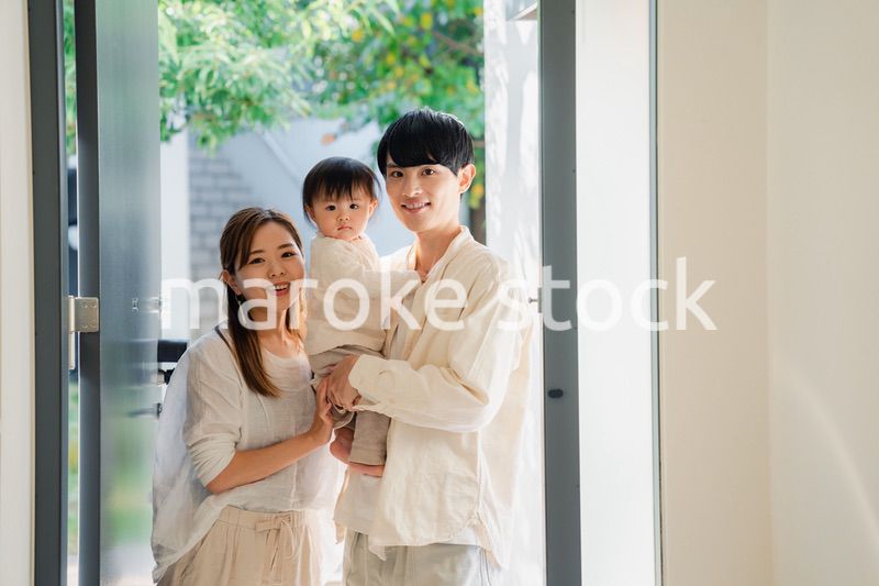 赤ちゃんとお出かけをする若いファミリー